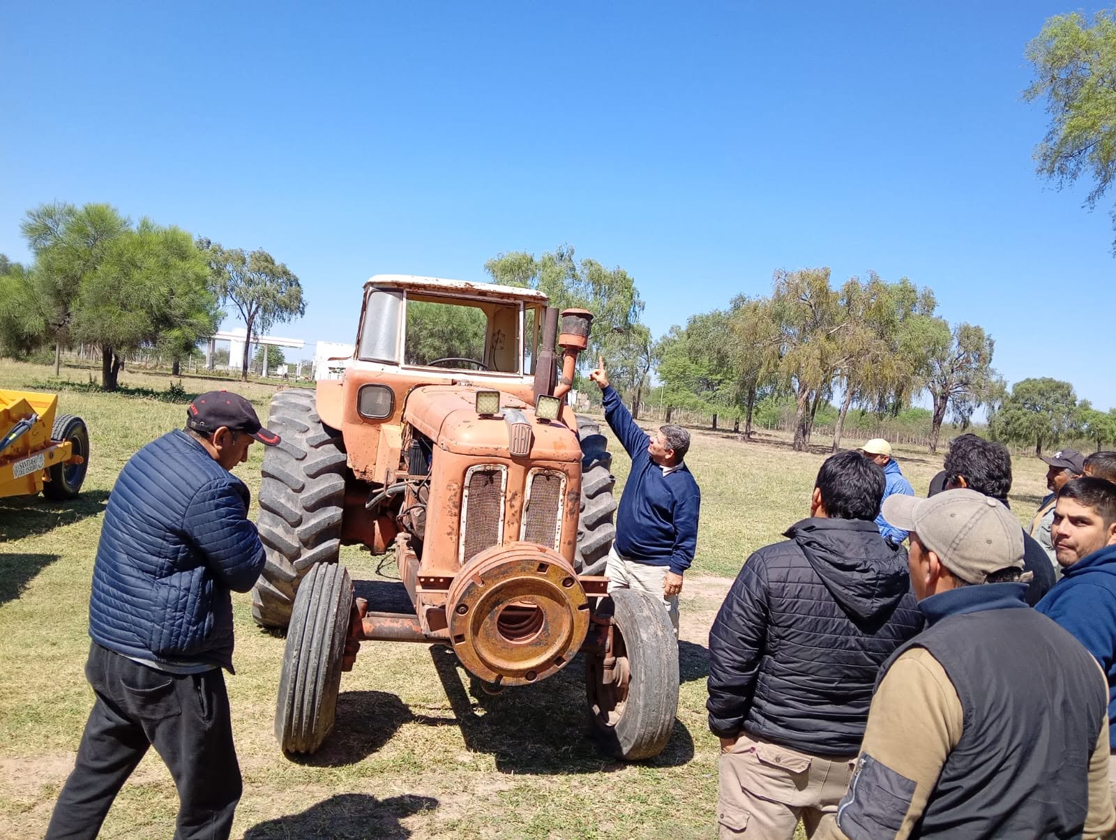 Capacitación sobre uso seguro y mantenimiento de tractores reunió a productores y trabajadores
