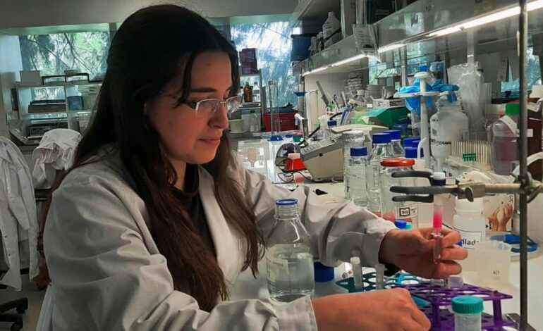 Una científica santiagueña investiga cómo utilizar la luz para abrir nuevas posibilidades en la medicina