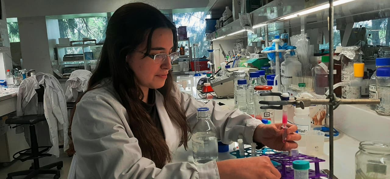 Una científica santiagueña investiga cómo utilizar la luz para abrir nuevas posibilidades en la medicina