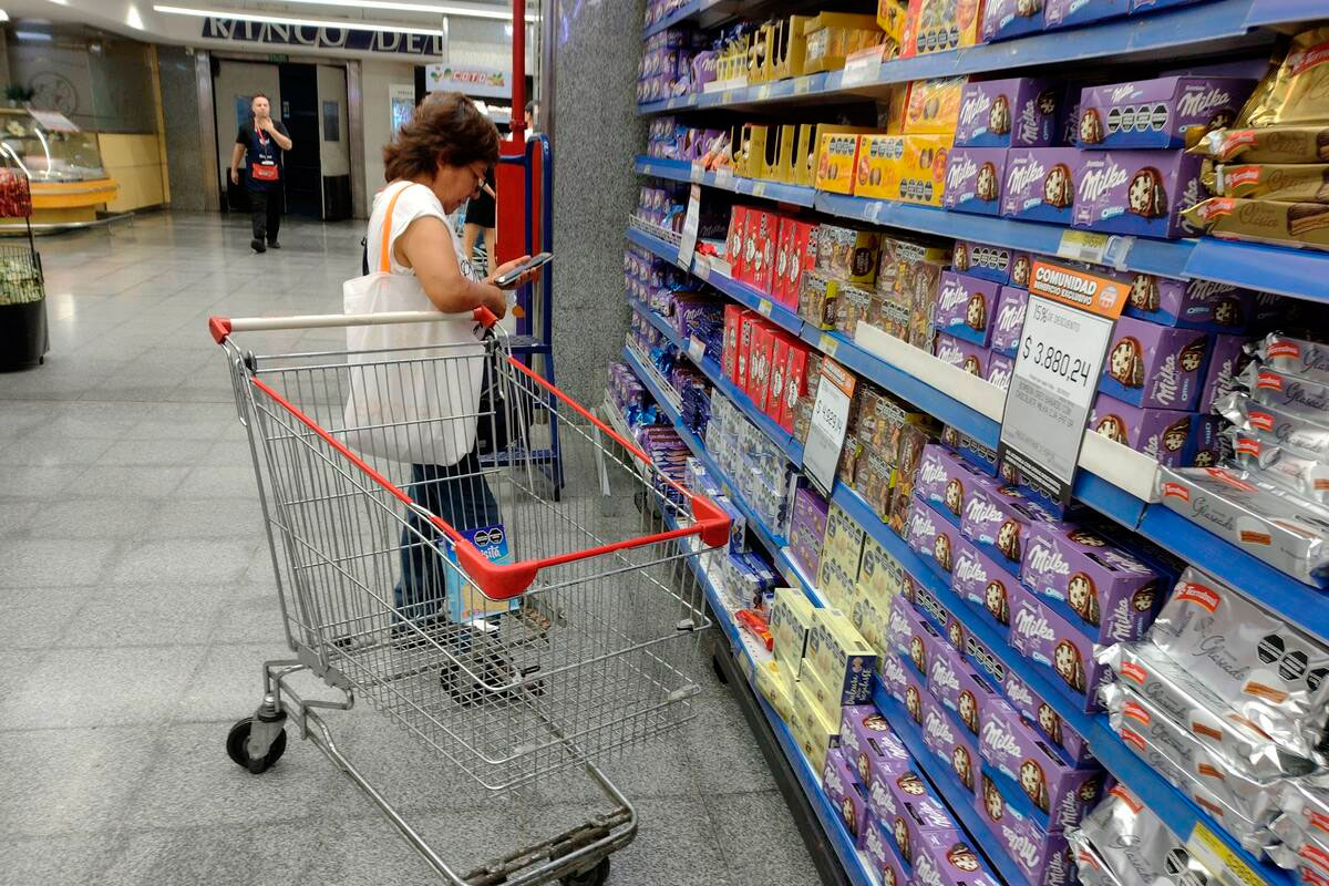 Las ventas en supermercados cayeron por tercer mes consecutivo y el consumo sigue en retroceso