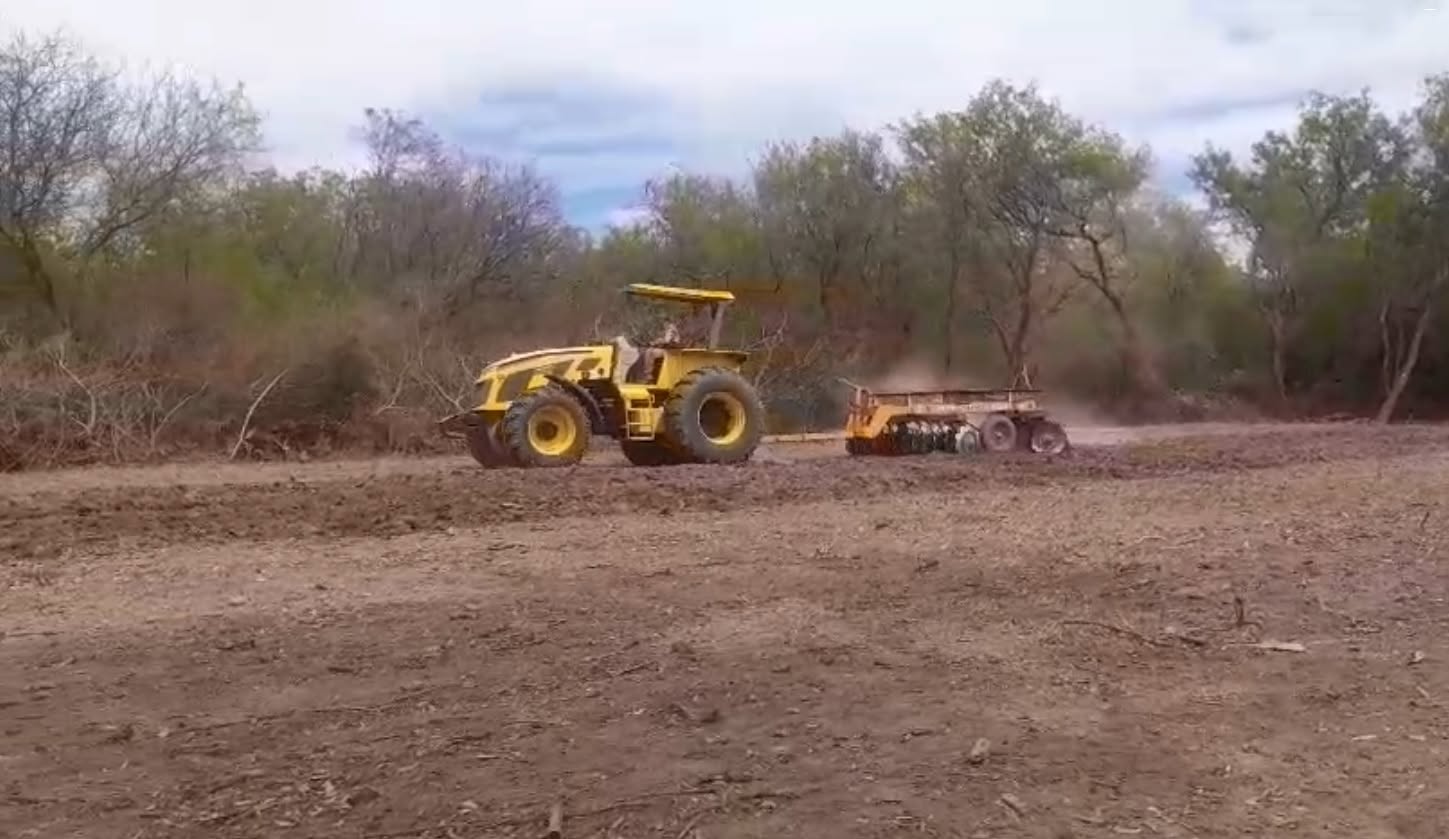 El laboreo de tierras fortalece la producción agrícola y acompaña a pequeños productores