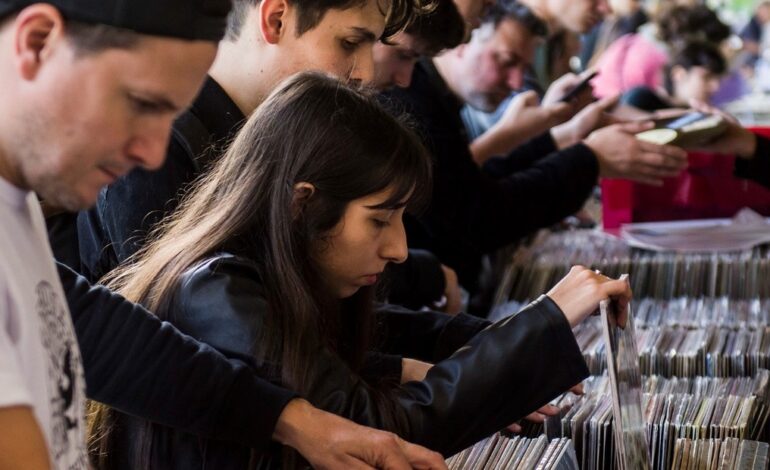 Convocan a emprendedores y feriantes para participar de la 2° Feria de Vinilos en Santiago del Estero